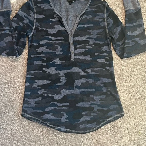 Womans Lucky Brand blue Camo Henley Thermal Long Sleeve Top Sz M - Picture 2 of 8